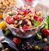 Vegan beslenme, son zamanlarda en sık duyduğumuz cümlelerden bir tanesi... Özellikle sağlıklı beslenme veya kilo vermek amacıyla yapılan bir diyet olarak lanse edilen veganlığın hızla popülaritesi artıyor. Peki vegan beslenme ne demek? Sağlık ve Beslenme Danışmanı Aslı Çakar yazdı...