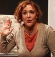 Ünlü oyuncu Sumru Yavrucuk, dün akşam oyun için gittiği Marmaris’te sahnede yanlışlıkla su yerine AdBlue (su bazlı üre çözeltisi) içti. Oyundan sonra fenalaşan ünlü tiyatrocu mide bulantısı şikayetiyle hastaneye kaldırıldı. Gece boyu hastanede gözetim altında bulunan Yavrucuk’un sağlık durumunun iyi olduğu açıklandı