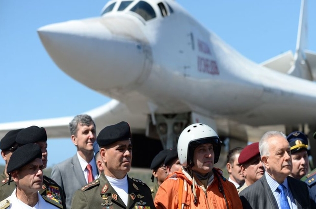 Rusya, Venezuela'ya iki nükleer bombardıman uçağı gönderdi