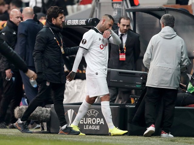 Quaresma kÄ±rmÄ±zÄ± kart gÃ¶rdÃ¼! TaraftarÄ± Ã§Ä±ldÄ±rttÄ±