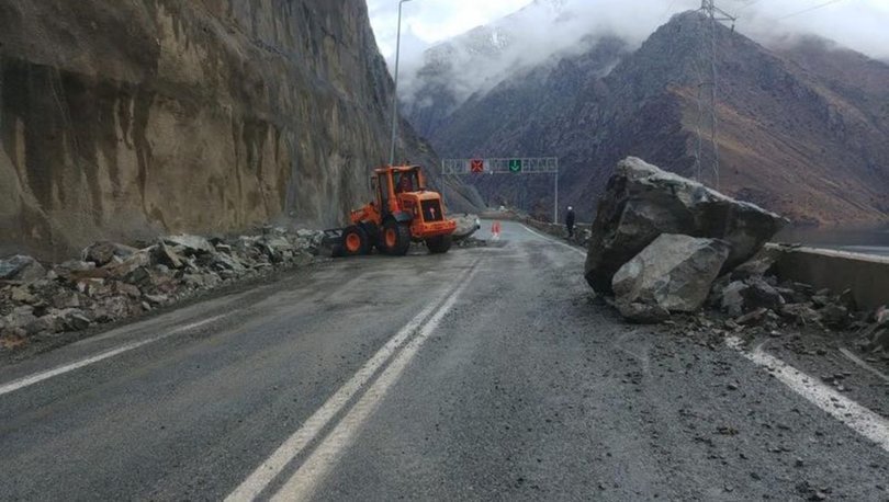 Dev kaya parçaları yola düştü Dev kaya parçaları yola düştü
