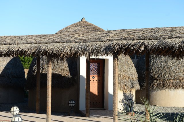 Hurma yapraklarından inşa edilen otel turistlerin ilgi odağı oldu