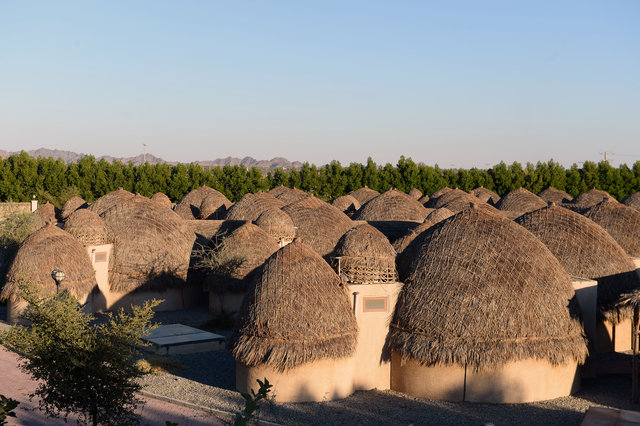 Hurma yapraklarından inşa edilen otel turistlerin ilgi odağı oldu