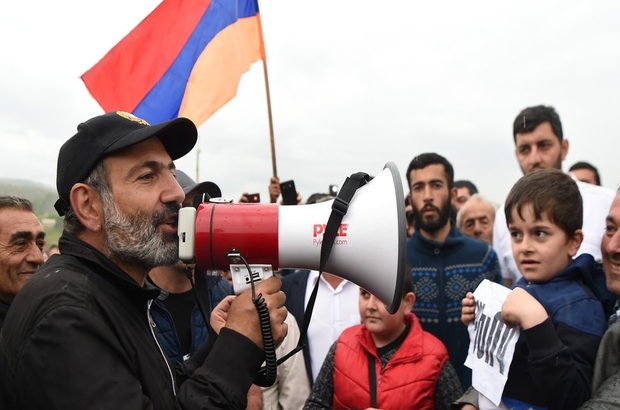 Ermenistan'da bir muhalefet lideri nasıl 'devrimin' yüzü oldu?