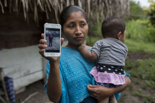 Claudia Maquin, ABD sınırında hayatını kaybeden kızı Jakelin Amei Rosmery Caal Maquin fotoğrafını gazetecilere gösterdi.