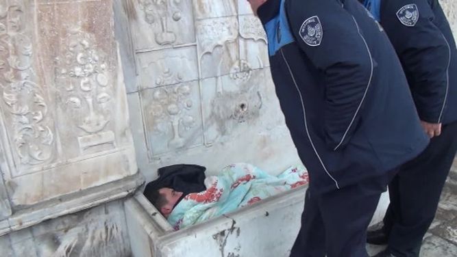 Zabıtalara ünlü oyuncu Hale Soygazi de yardım etti