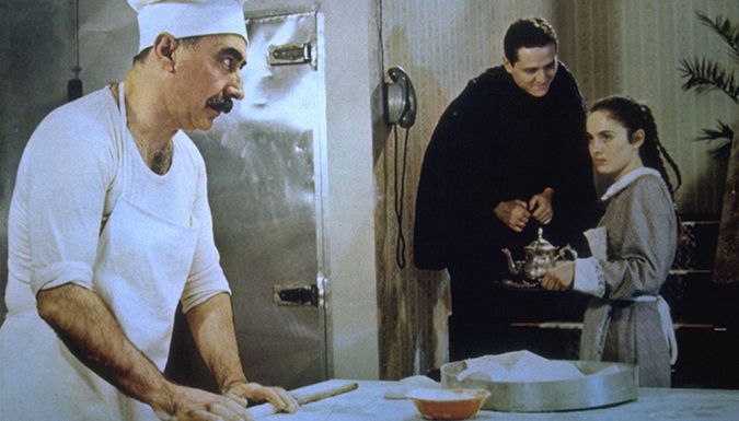 Şener Şen, yönetmenliğini Başar Sabuncu'nun yaptığı Zengin Mutfağı filminde (1988)