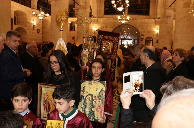 Hatay ve İzmir'de Noel ayini düzenlendi