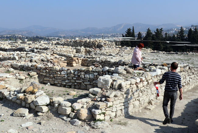 Kadıkalesi'nde 8 asırlık pati izleri bulundu