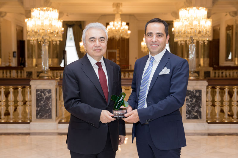 Schneider Electric Türkiye ve Orta Asya Bölge Başkanı Bora Tuncer, Fatih Birol’a Pozitif Enerji ödülü verdi.