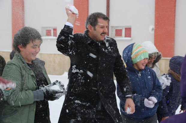 Okulları tatil edip, öğrencilerle kar topu oynadı