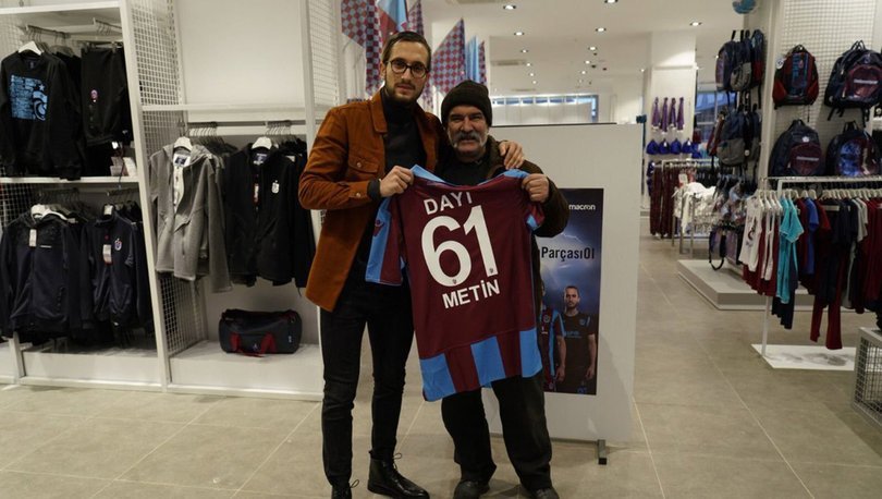 Trabzonsporlu futbolcu Yusuf Yazıcı, sokakta posteri ile konuşan taraftarla buluştu Trabzonsporlu futbolcu Yusuf Yazıcı, sokakta posteri ile konuşan taraftarla buluştu