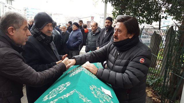 Ünlü şarkıcı Selami Şahin abisini son yolculuğuna uğurladı - Magazin haberleri