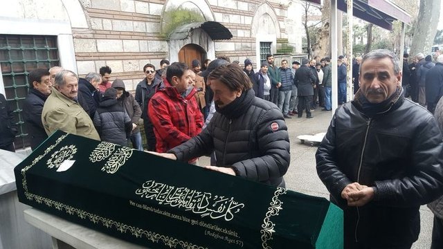 Ünlü şarkıcı Selami Şahin abisini son yolculuğuna uğurladı - Magazin haberleri