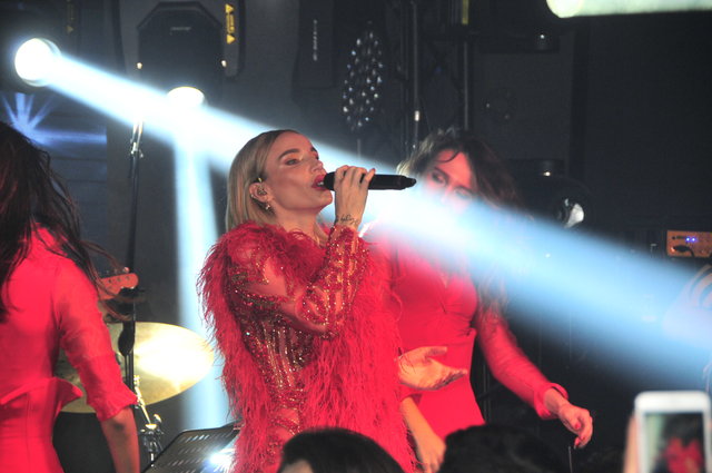 Unlu Sarkicilar 2019 U Sahnede Karsiladilar Magazin Haberleri Muzik Haberleri