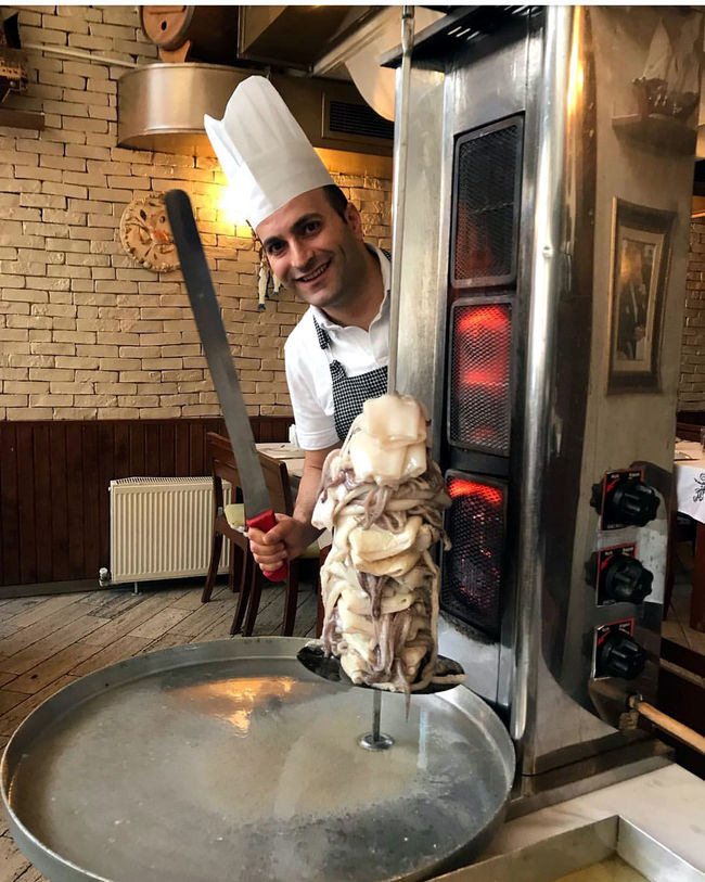 Restoranında 'bütün balık döner' yaptı