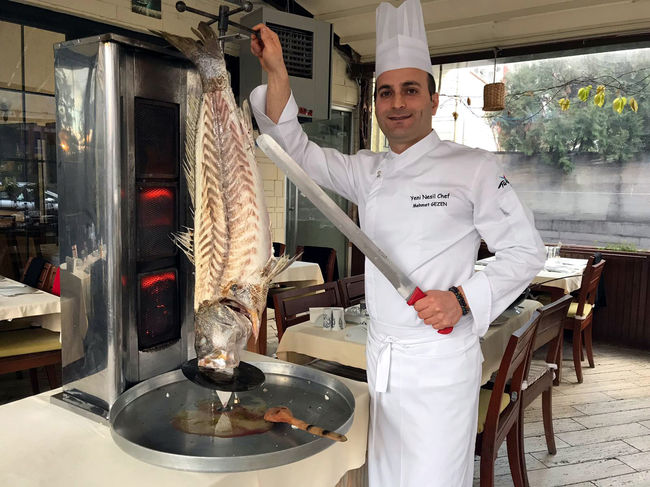 Restoranında 'bütün balık döner' yaptı