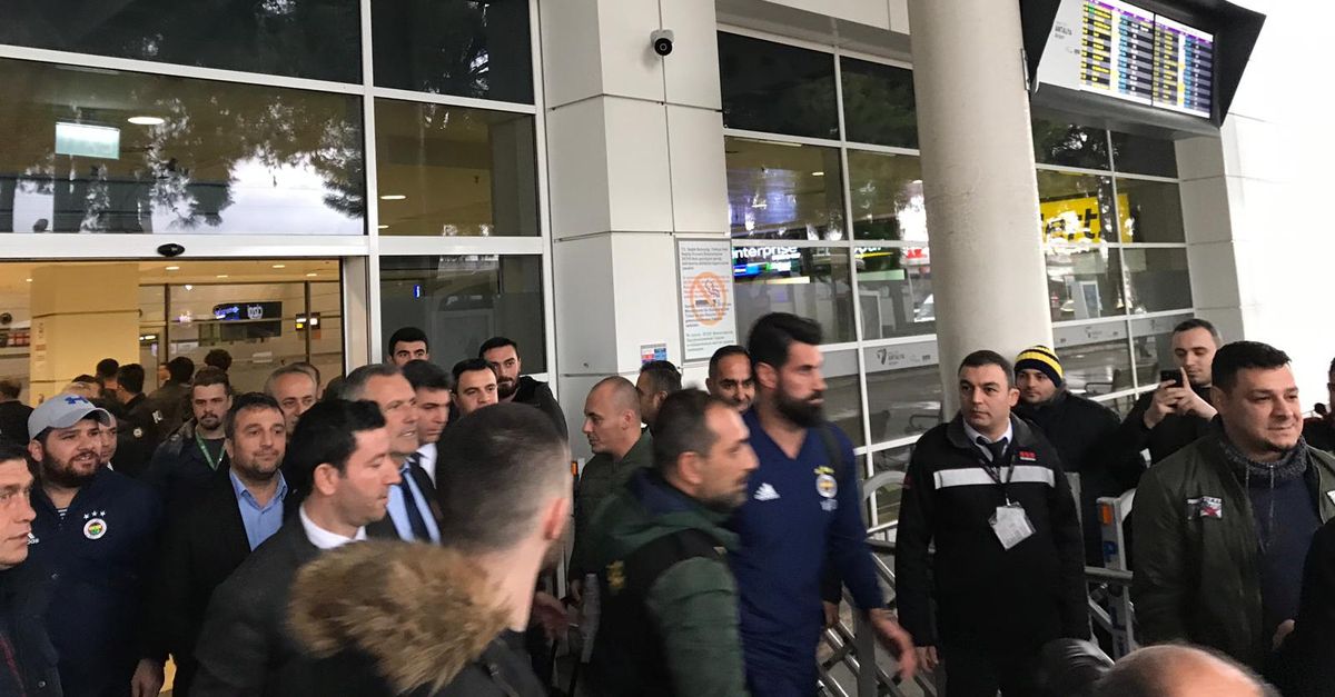 Fenerbahçede kaptan Volkan Demirele yoğun ilgi Fenerbahçede kaptan Volkan Demirele yoğun ilgi
