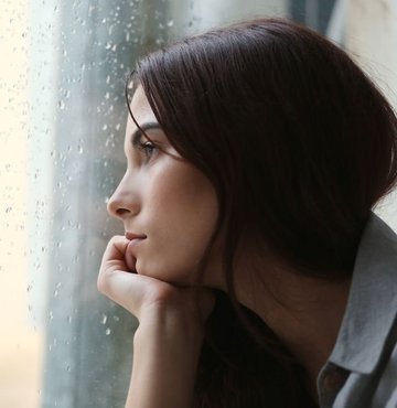 Yeni yılda birçok kişi hayatında ya da kendinde memnun olmadığı konular hakkında yeni kararlar alıyor. Psikiyatri Uzmanı Dr. Timur Fadıl Oğuz, yeni yıl kararlarını başarıyla uygulamak isteyenlere tavsiyelerde bulunarak, "Yeni yıl kararlarının hayata geçirilmesi için kaçınılması gereken ilk şey `yanlış umut sendromuna´ yakalanmamaktır" dedi