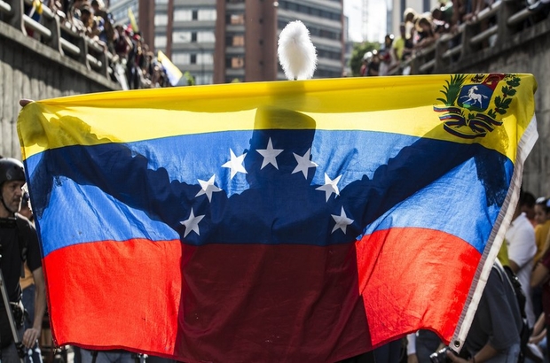 Venezuela'da ABD destekli Ulusal Meclis, Devlet Başkanı Nicolas Maduro'yu 'yasa dışı' ilan etti