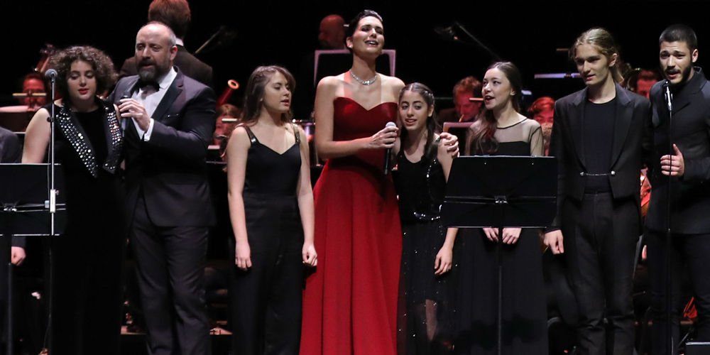 Çocuklar için aynı sahnedeler...