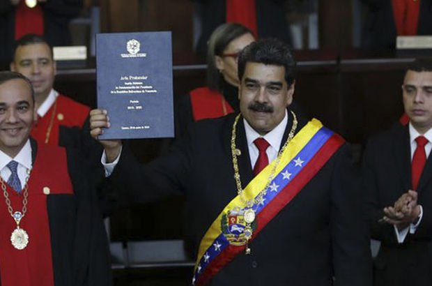 Maduro yemin töreninde, Cumhurbaşkanı Yardımcısı Oktay'ı selamladı