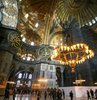 İki kıtayı birleştiren boğazı ile dünyada eşine az rastlanır özelliği bulunan İstanbul, asırlardır ev sahipliği yaptığı medeniyetlerin izleriyle her dönem turistleri cezbediyor. İnsanı adeta kendine çeken sokakları, tarih kokan mabetleri, iki kıtayı birleştiren boğazı, doğal güzellikleriyle öne çıkan adaları, dünya tarihine ışık tutan müzeleriyle İstanbul dört mevsim misafirlerini bekliyor