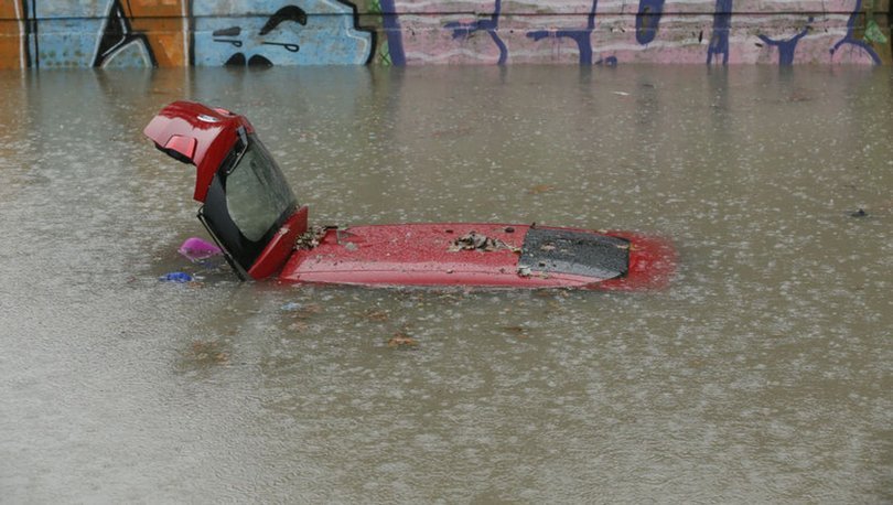 Image result for İzmir'de yağmur altında su kuyruğu!