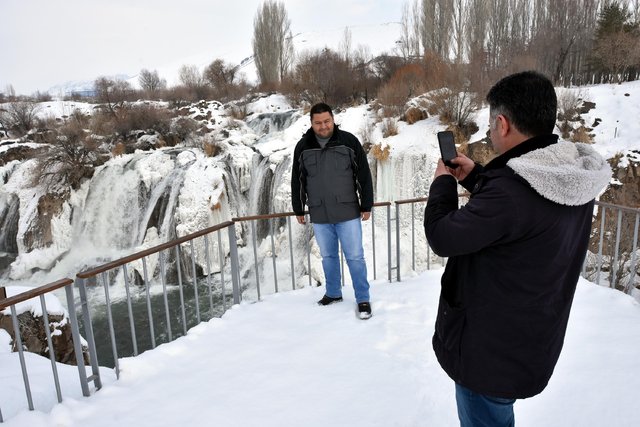 Donan Muradiye Şelalesi, görsel şölen sunuyor