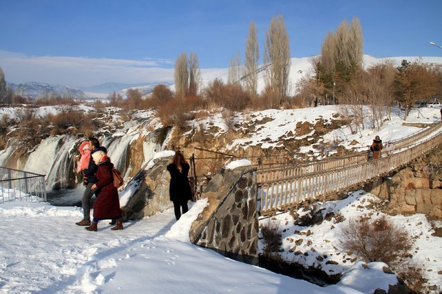 Donan Muradiye Şelalesi, görsel şölen sunuyor