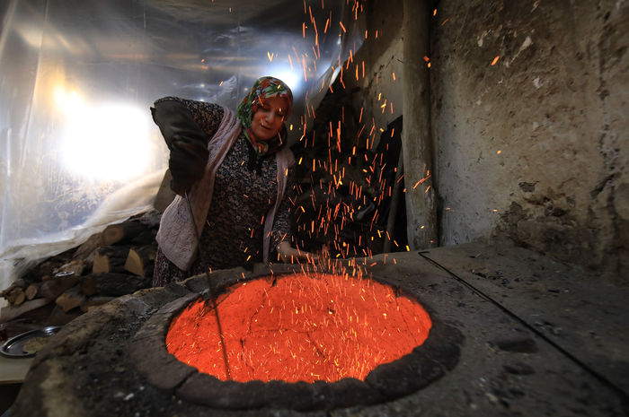 Tandır ateşinde ekmeğini kazanıyor