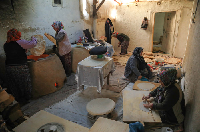 Tandır ateşinde ekmeğini kazanıyor