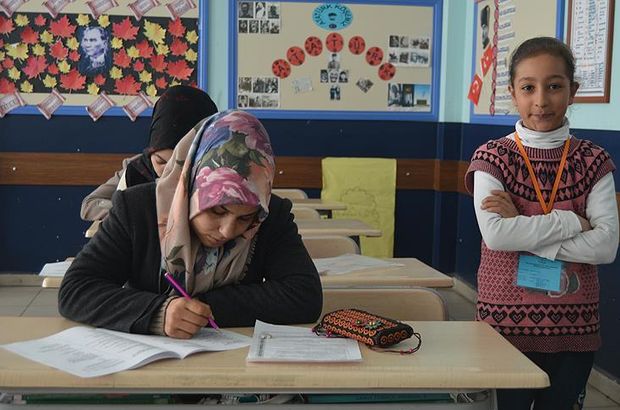 'Okuma aşkı' ile girdikleri sınavda çocukları gözetmen oldu