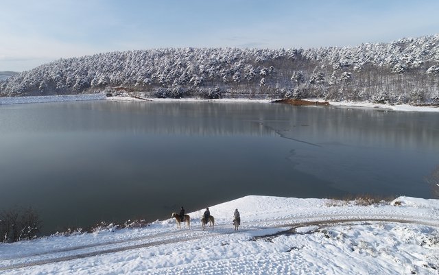 Uludağ'ın karlı eteklerinde atla gezinti turizmi