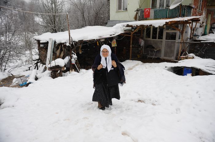 Okuma öğrenmek için kar kış demiyor her gün 2 kilometre yürüyor