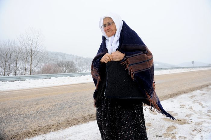 Okuma öğrenmek için kar kış demiyor her gün 2 kilometre yürüyor