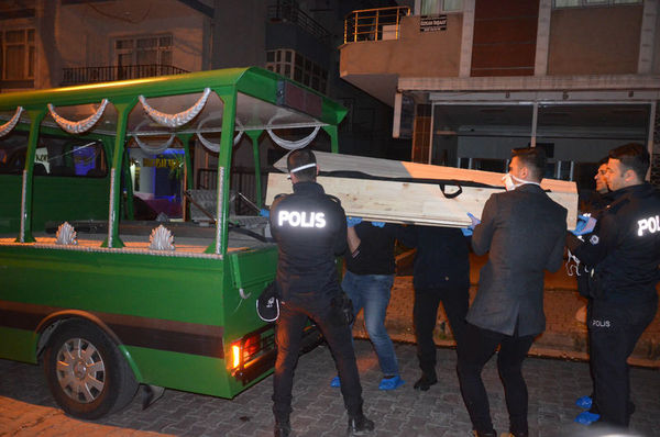Avcılar'da ağır koku yayılan evdeki bazadan kadın cesedi çıktı