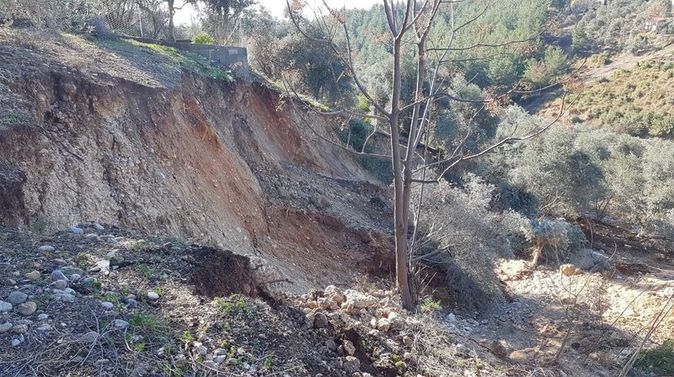 Heyelan tehdidi altındaki mahalleli çaresiz