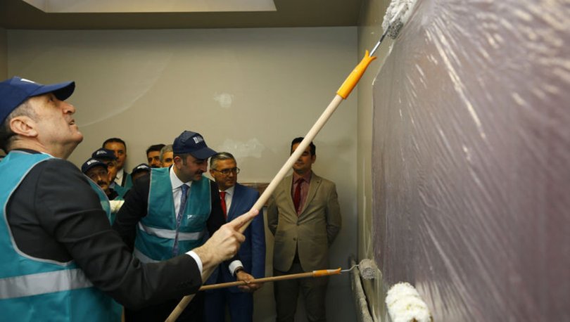 Bakanlar Abdülhamit Gül ve Ziya Selçuk sınıf boyadı Bakanlar Abdülhamit Gül ve Ziya Selçuk sınıf boyadı