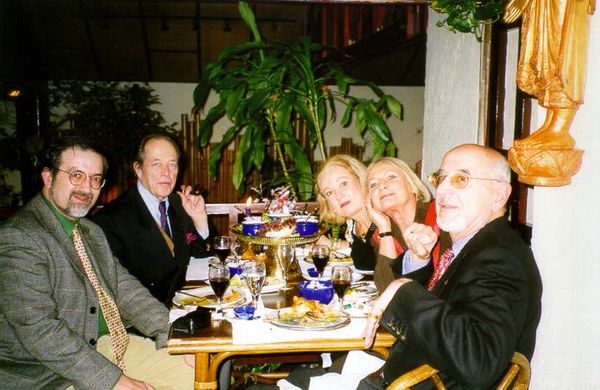 1990’ların ortalarında, Paris’teki meşhur Tayland lokantası “Blue Elephant”tayız (soldan): Bendeniz, Fransa’nın önceki gün vefat eden tahtsız kralı Henri, (sağdan) Sultan Abdülhamid’in torun çocuğu  rahmetli Bülent Osman, Paris Kontesi Prenses Mikaela ve Bülent Osman’ın hanımı Jeannine Osman.