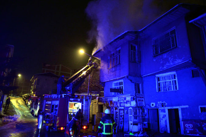 Aileyi uyandırdı, pencereden atılan çocukları kurtardı