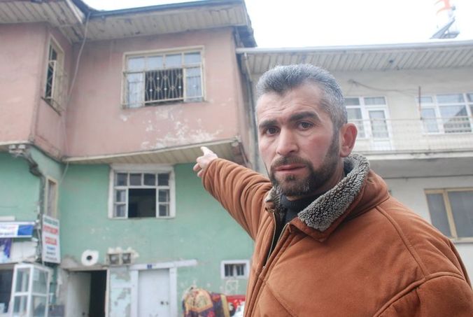 Aileyi uyandırdı, pencereden atılan çocukları kurtardı