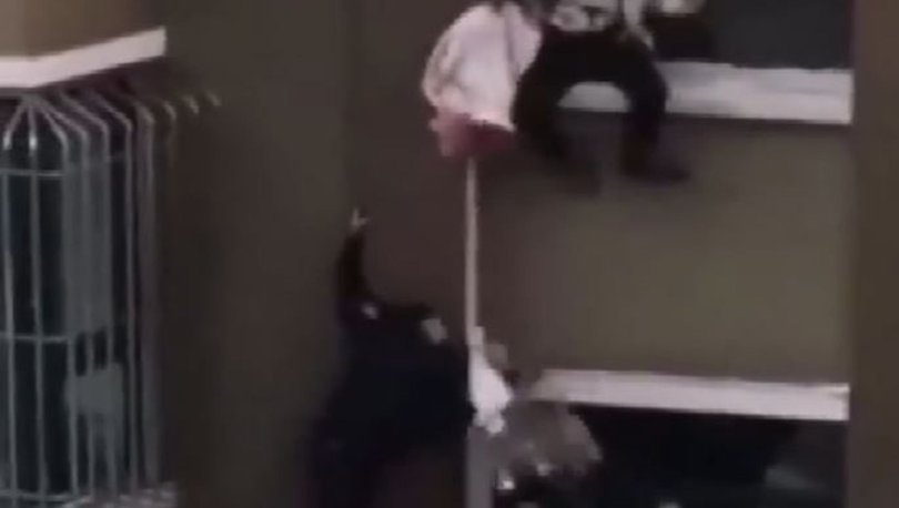 İkinci kattan düşen bebeği havada yakaladı