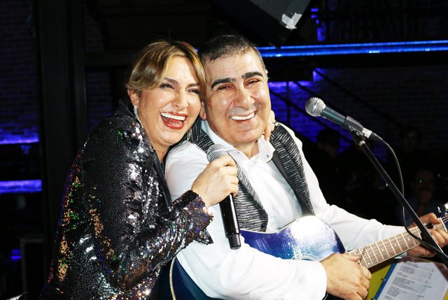 Eda Özülkü-Metin Özülkü çifti evlilik yıldönümlerini sahnede kutladı - Magazin haberleri