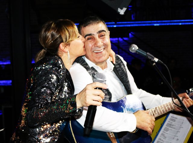 Eda Özülkü-Metin Özülkü çifti evlilik yıldönümlerini sahnede kutladı - Magazin haberleri