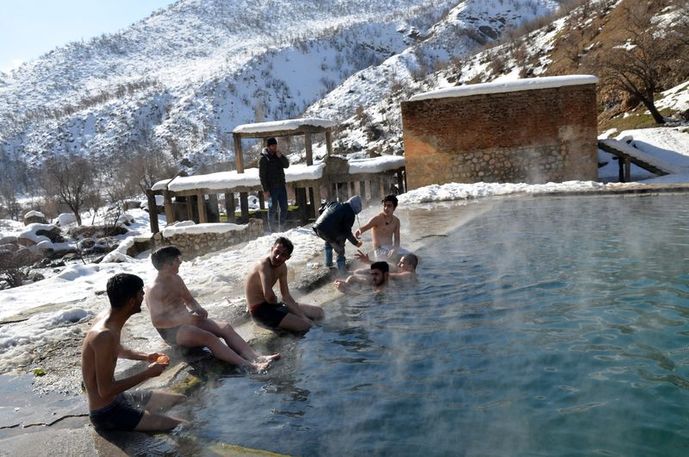Katı Dağı eteklerinde kar ve - 20 derece soğukta kaplıca keyfi