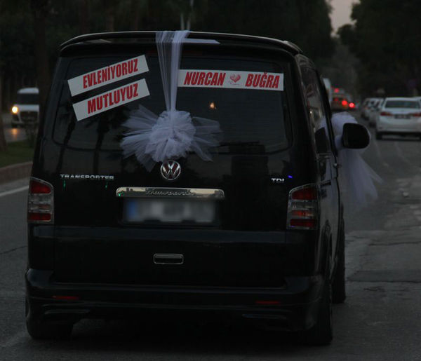 Bahşiş alamayan çocuklar gelin arabasının camını kırdı