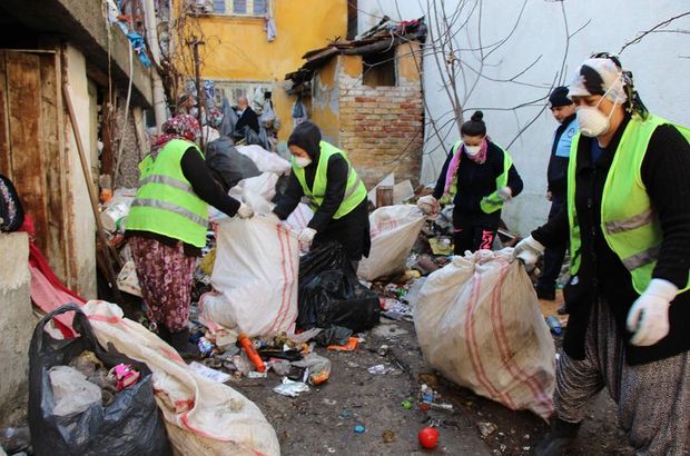 Evden 20 ton çöp çıktı, topladığı çöpler başına yıkıldı