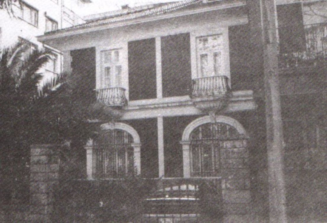 Barış Manço'nun evi 1895 - 1900 arasında İngiliz Mr. Dawson tarafından Pape Kalfa'ya yaptırıldı. Mr.Dawson, köşkte 1930'lu yıllara kadar ikamet ettikten sonra köşkü Alman bir aileye satarak ülkesine geri döndü. Köşk, daha sonra Zühtü Paşa'nın torunu Afife Pelin Hanım'ın mülkiyetine geçti. Köşkü, 1965'de İngiliz James Whittall satın aldı. 1984'de Barış Manço, Witthall Ailesi'nin son fertlerinden köşkü satın alıp aslına uygun şekilde restore ettirdi.