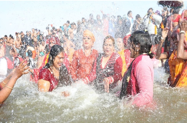 Fotoğraflarla: Hindistan'ın kutsal gününde Ganj Nehri'ne giren milyonlarca hacı